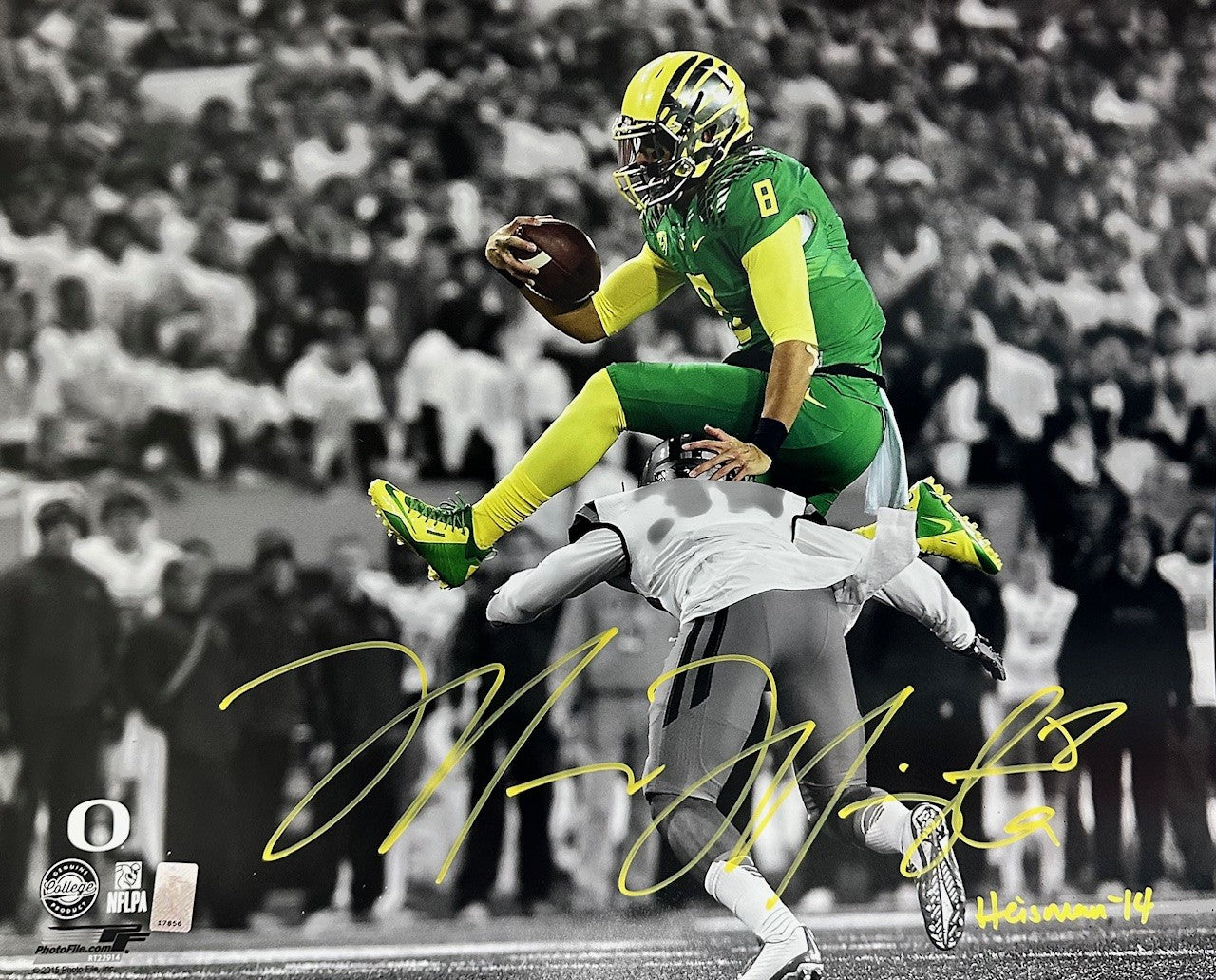 Marcus Mariota Autographed "Heisman 14" 16x20 Photo - Leaping