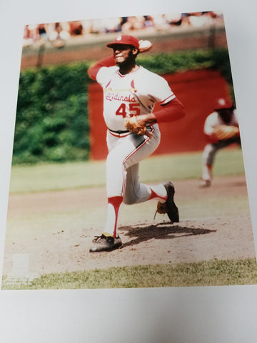 UNSIGNED Bob Gibson 8x10 Photo (throwing)
